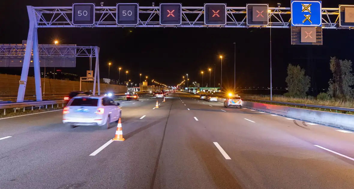 Aanrijding tussen een personenauto en een pijlwagen - Foto 13