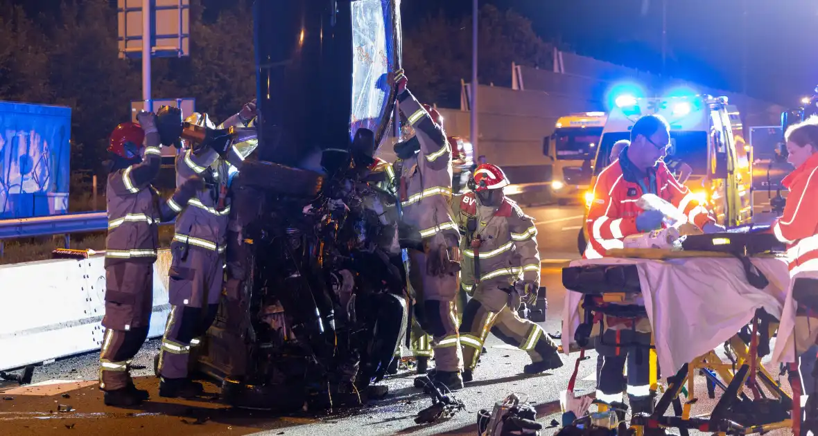 Aanrijding tussen een personenauto en een pijlwagen - Foto 14