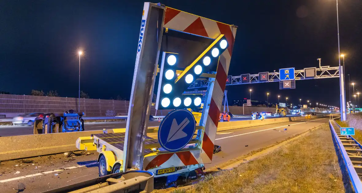 Aanrijding tussen een personenauto en een pijlwagen - Foto 2