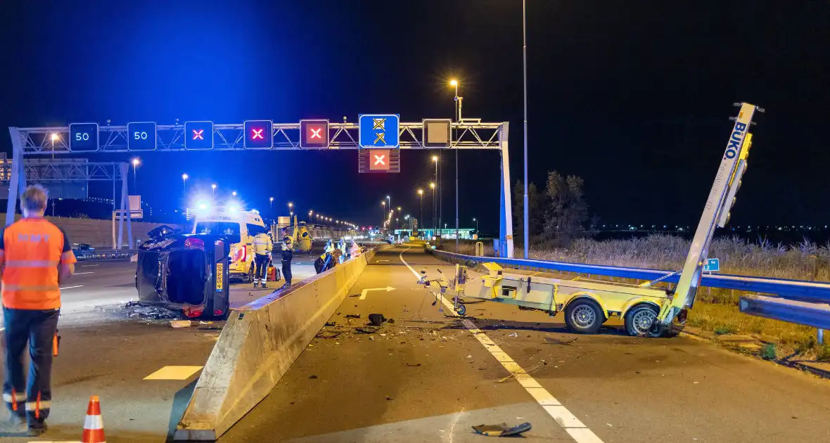 Aanrijding tussen een personenauto en een pijlwagen - Foto 3