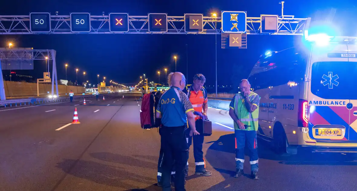 Aanrijding tussen een personenauto en een pijlwagen - Foto 4