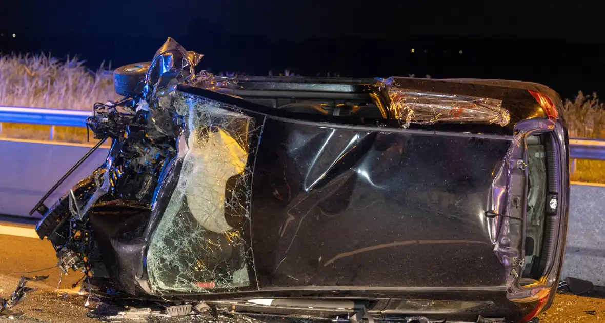 Aanrijding tussen een personenauto en een pijlwagen - Foto 5