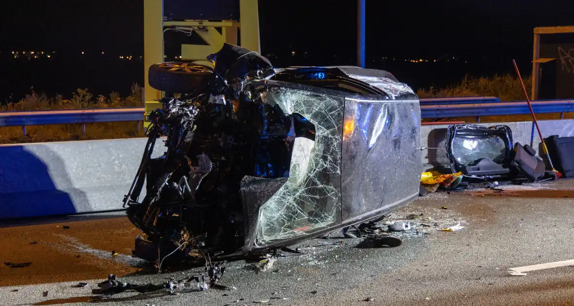 Aanrijding tussen een personenauto en een pijlwagen - Foto 8