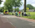 Wielrenner rijdt achterop fietsers