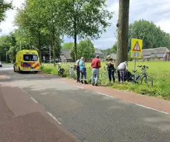 Wielrenner rijdt achterop fietsers