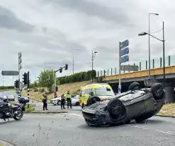 Hulpdiensten groots ingezet voor voertuig dat op op zijn kop belandt