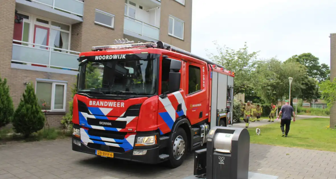 Brandweer blust buitenbrand met water uit brandkraan