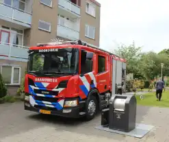 Brandweer blust buitenbrand met water uit brandkraan