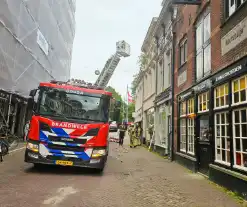 Brandweer blust brand in een woning