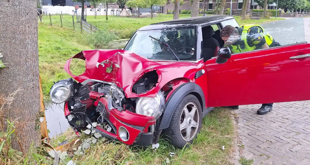 Automobilist verliest macht over stuur en klapt op boom