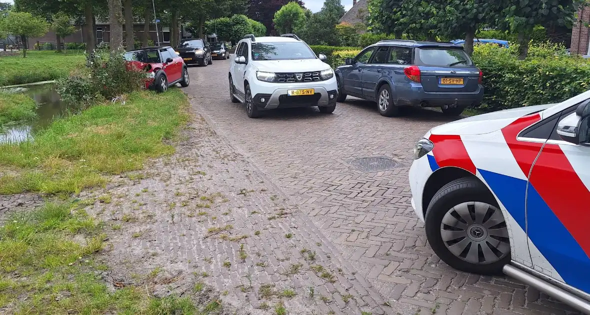 Automobilist verliest macht over stuur en klapt op boom - Foto 3