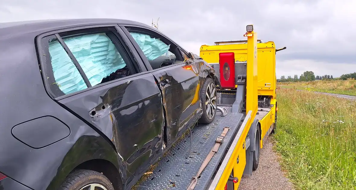 Automobilist onder invloed slaat over de kop, en probeert te vluchten - Foto 1