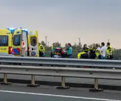 Automobilist botst tegen vangrail van brug