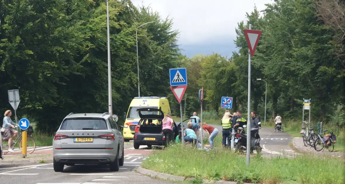 Fietser geschept door automobilist op oversteekplaats