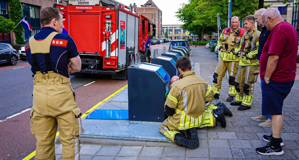 Brandweer maakt bewoner blij met verloren telefoonhoes met inhoud