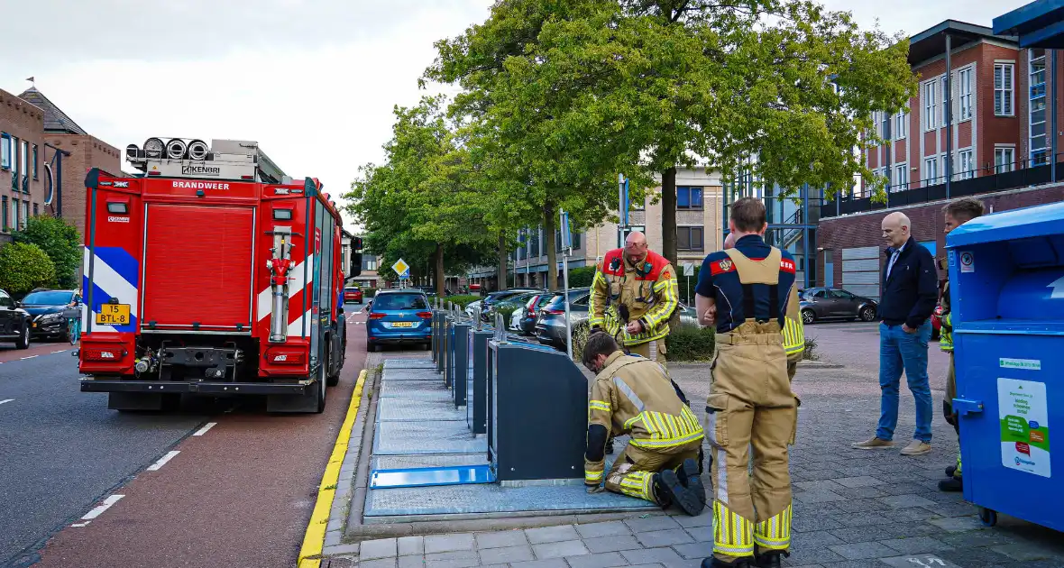 Brandweer maakt bewoner blij met verloren telefoonhoes met inhoud - Foto 1