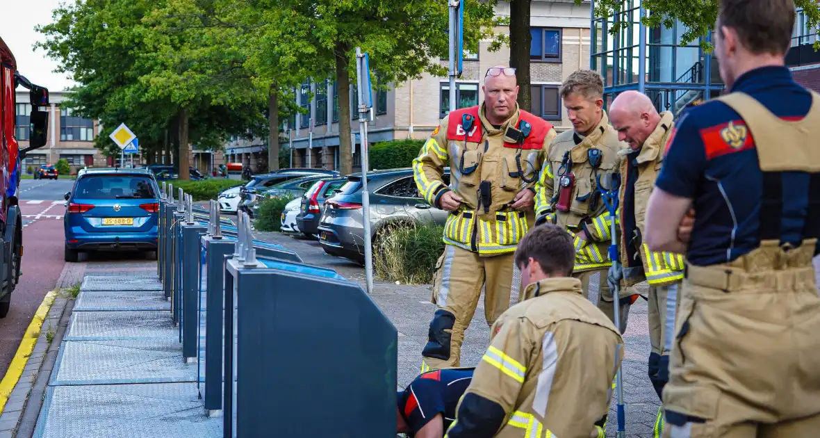 Brandweer maakt bewoner blij met verloren telefoonhoes met inhoud - Foto 2