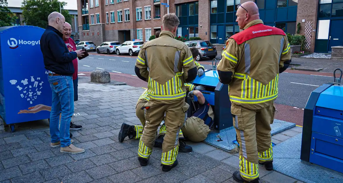 Brandweer maakt bewoner blij met verloren telefoonhoes met inhoud - Foto 5