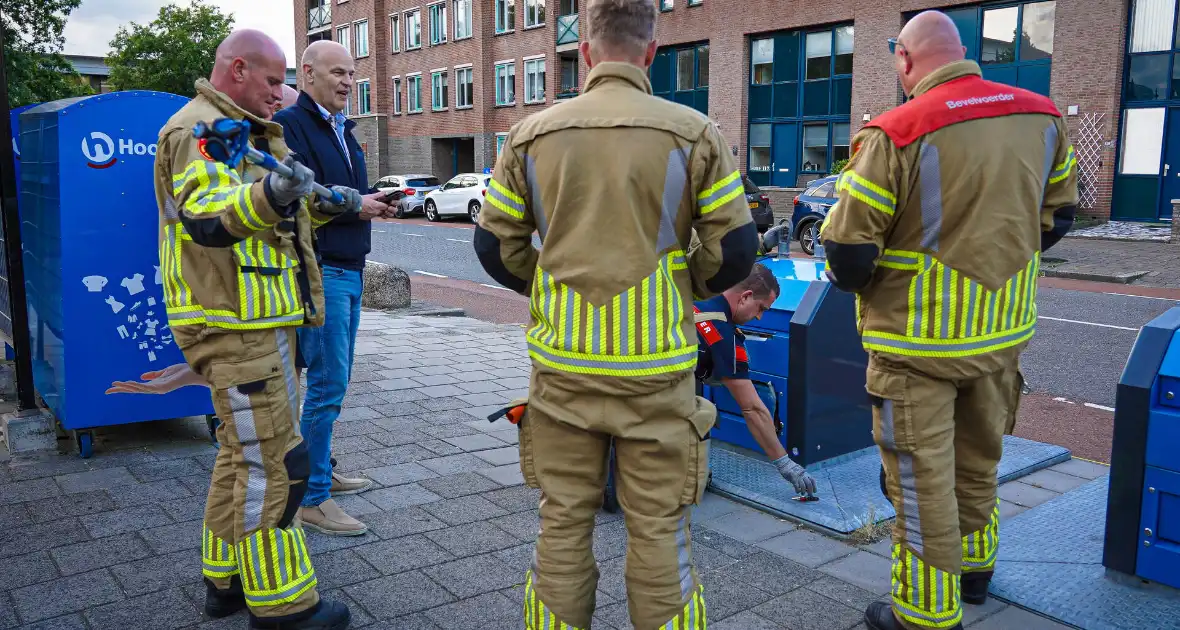 Brandweer maakt bewoner blij met verloren telefoonhoes met inhoud - Foto 6