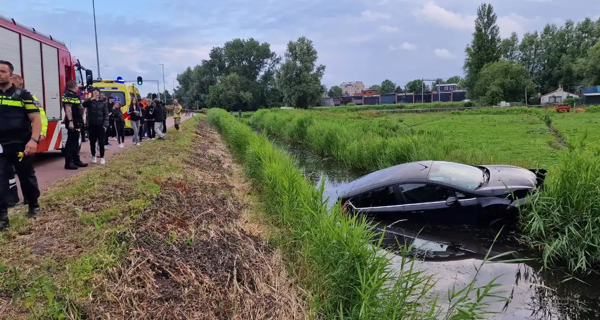 Hardloopster ternauwernood ontsnapt aan crashende auto