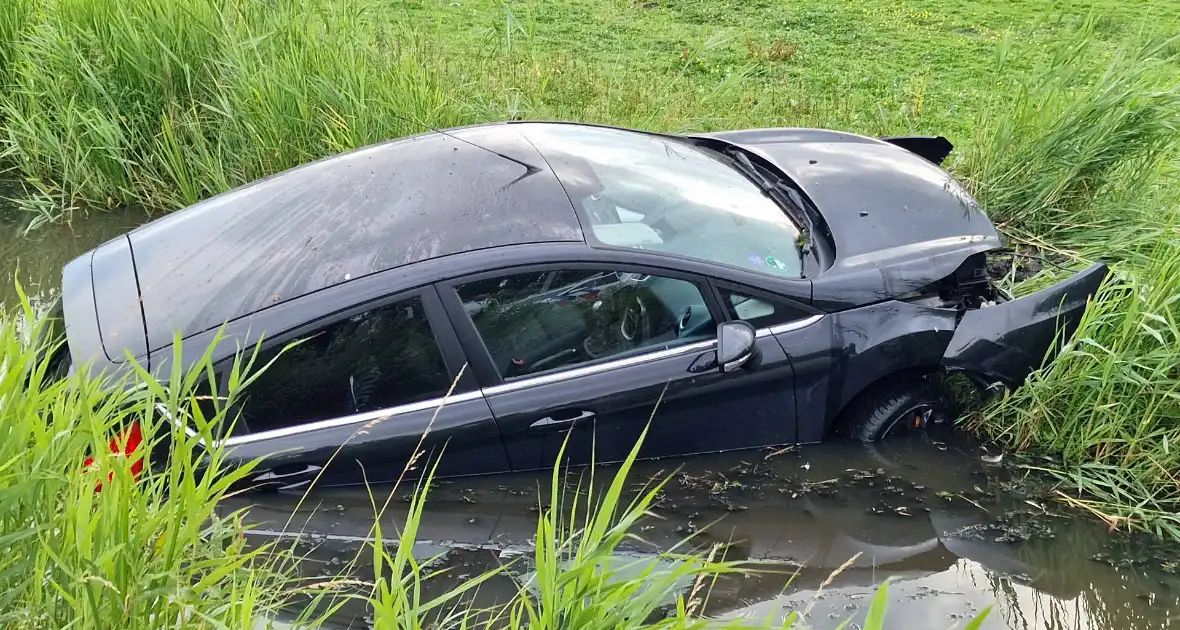 Hardloopster ternauwernood ontsnapt aan crashende auto - Foto 1