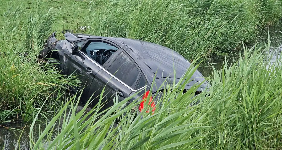 Hardloopster ternauwernood ontsnapt aan crashende auto - Foto 2