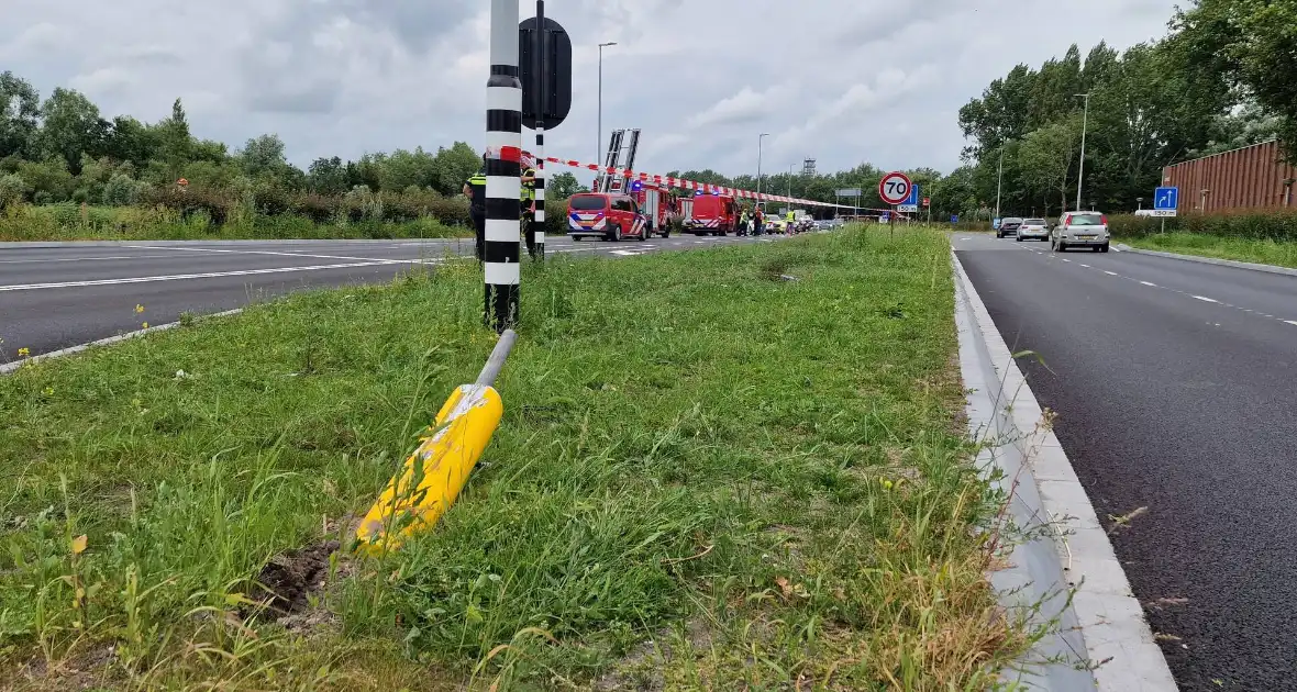 Hardloopster ternauwernood ontsnapt aan crashende auto - Foto 3