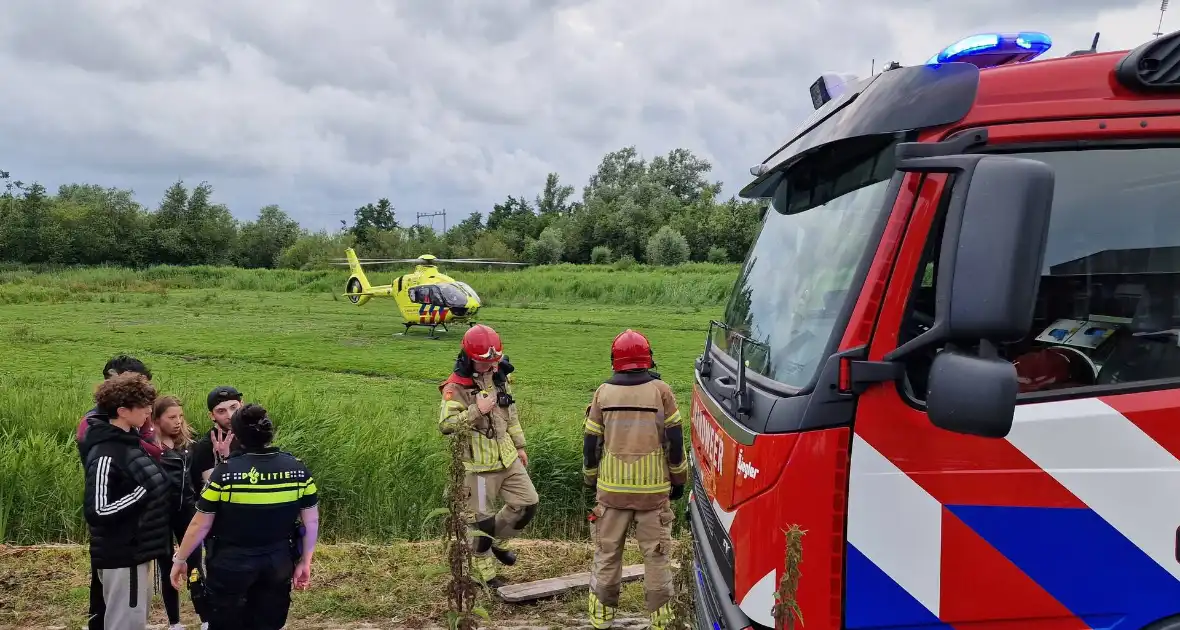 Hardloopster ternauwernood ontsnapt aan crashende auto - Foto 4