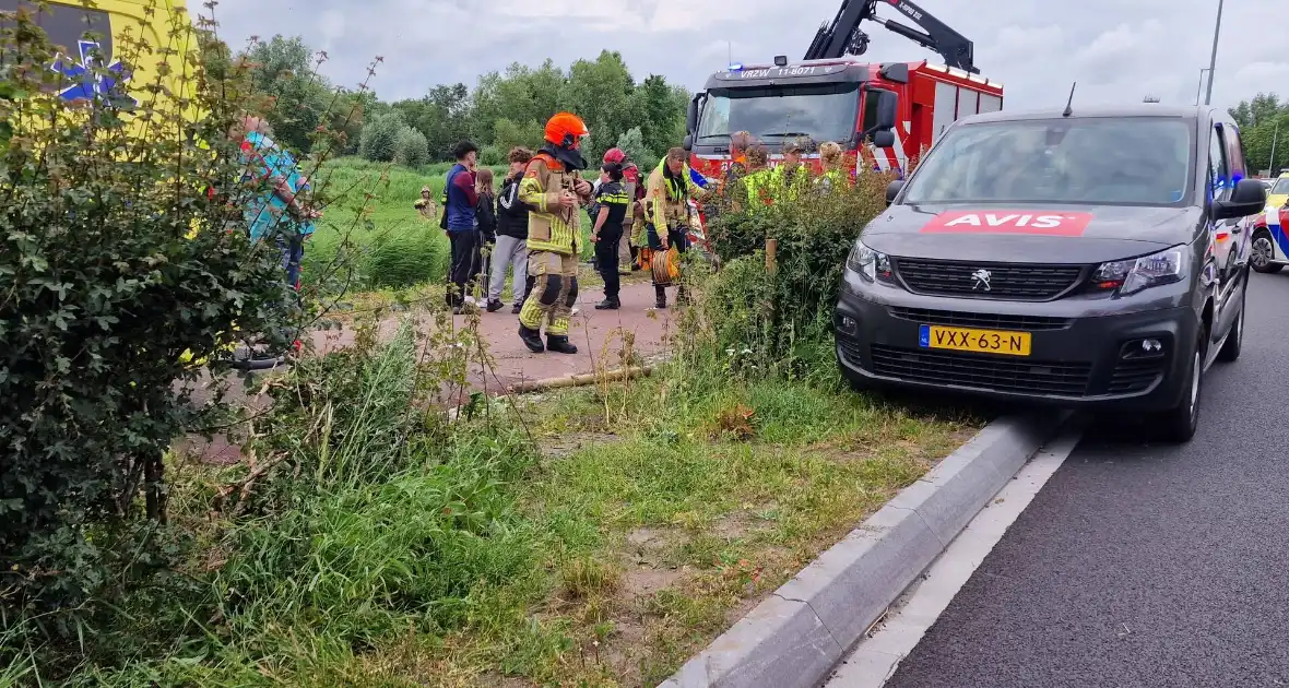 Hardloopster ternauwernood ontsnapt aan crashende auto - Foto 5