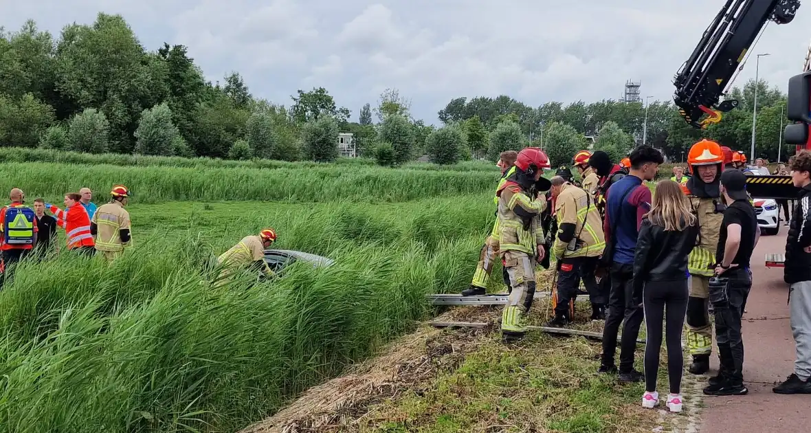 Hardloopster ternauwernood ontsnapt aan crashende auto - Foto 7