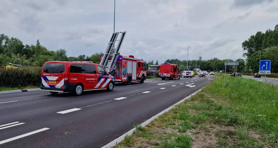 Hardloopster ternauwernood ontsnapt aan crashende auto - Foto 8