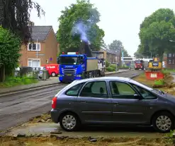 Asfalt om geparkeerde auto verwijderd