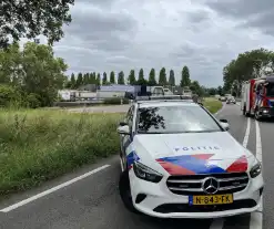 Bestelbus raakt van weg belandt in water