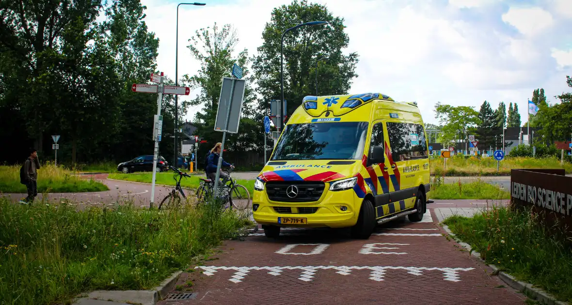 Fietser aangereden op rontonde - Foto 1