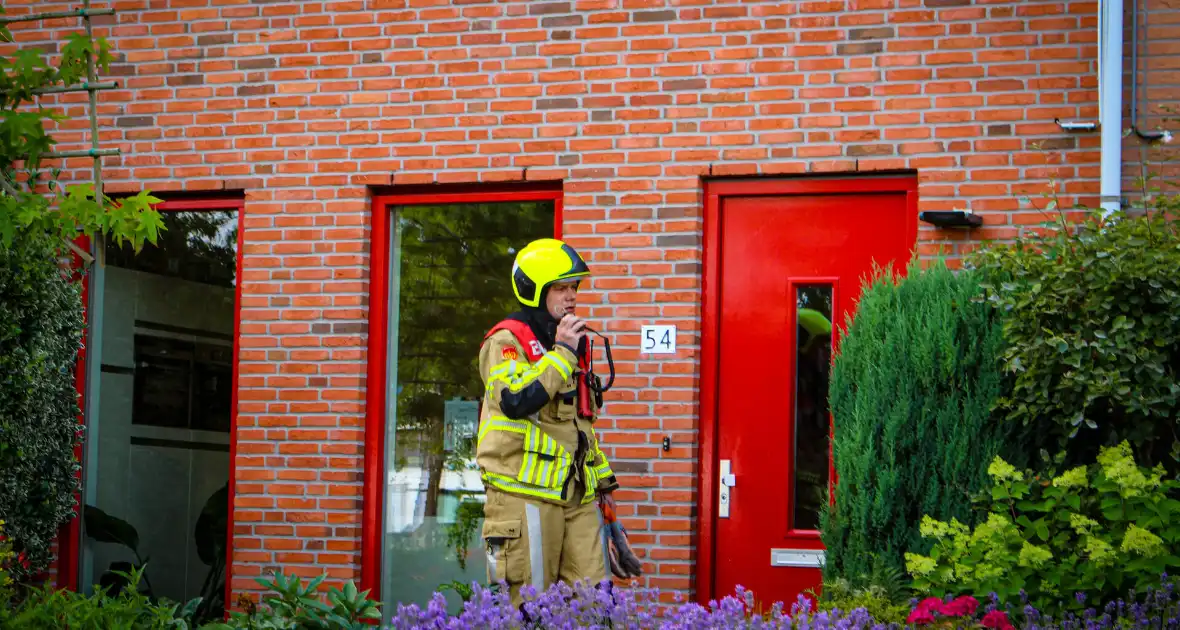 Brandweer gebeld voor gaslucht in woning - Foto 7