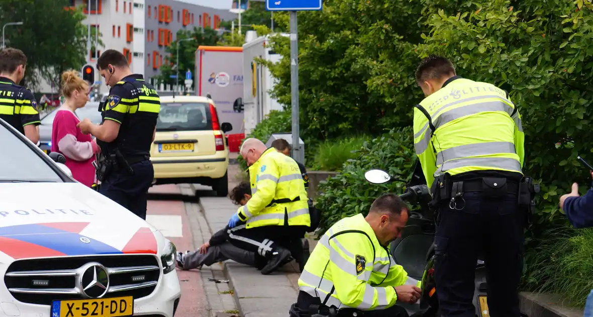 Scooterrijder gewond na ongeval met auto - Foto 1