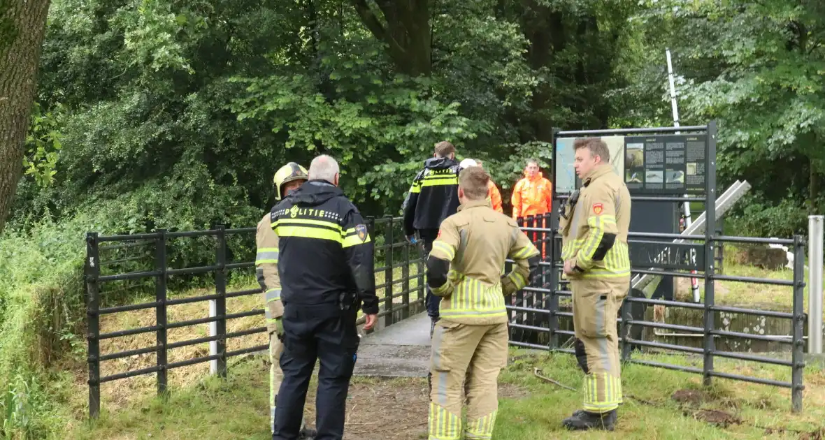 Brandweer haalt zak uit het water