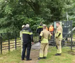 Brandweer haalt zak uit het water