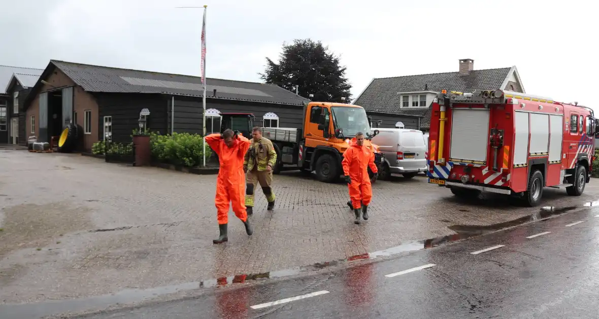 Brandweer haalt zak uit het water - Foto 2