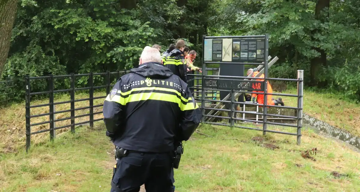 Brandweer haalt zak uit het water - Foto 3