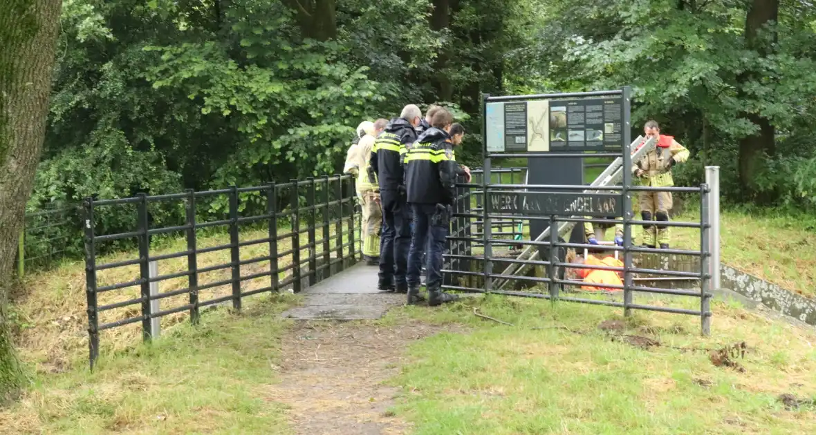 Brandweer haalt zak uit het water - Foto 4