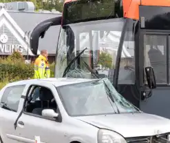 Automobilist zwaargewond bij aanrijding met lijnbus