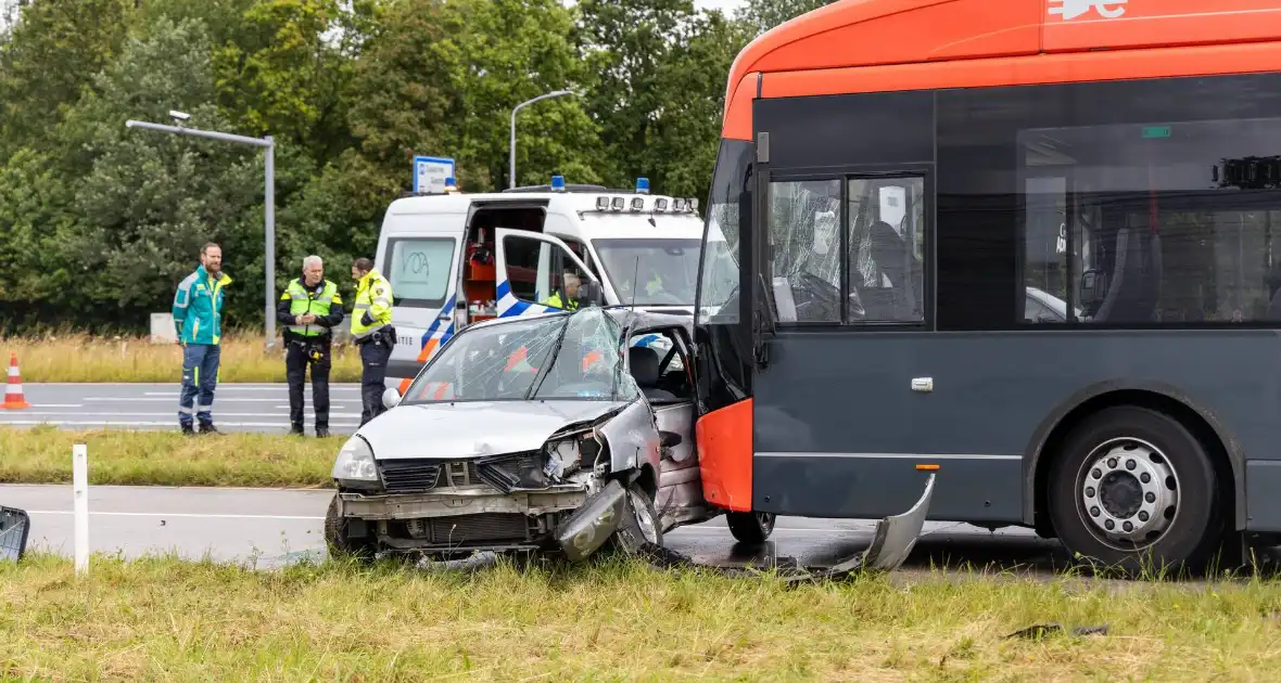 Automobilist zwaargewond bij aanrijding met lijnbus - Foto 3