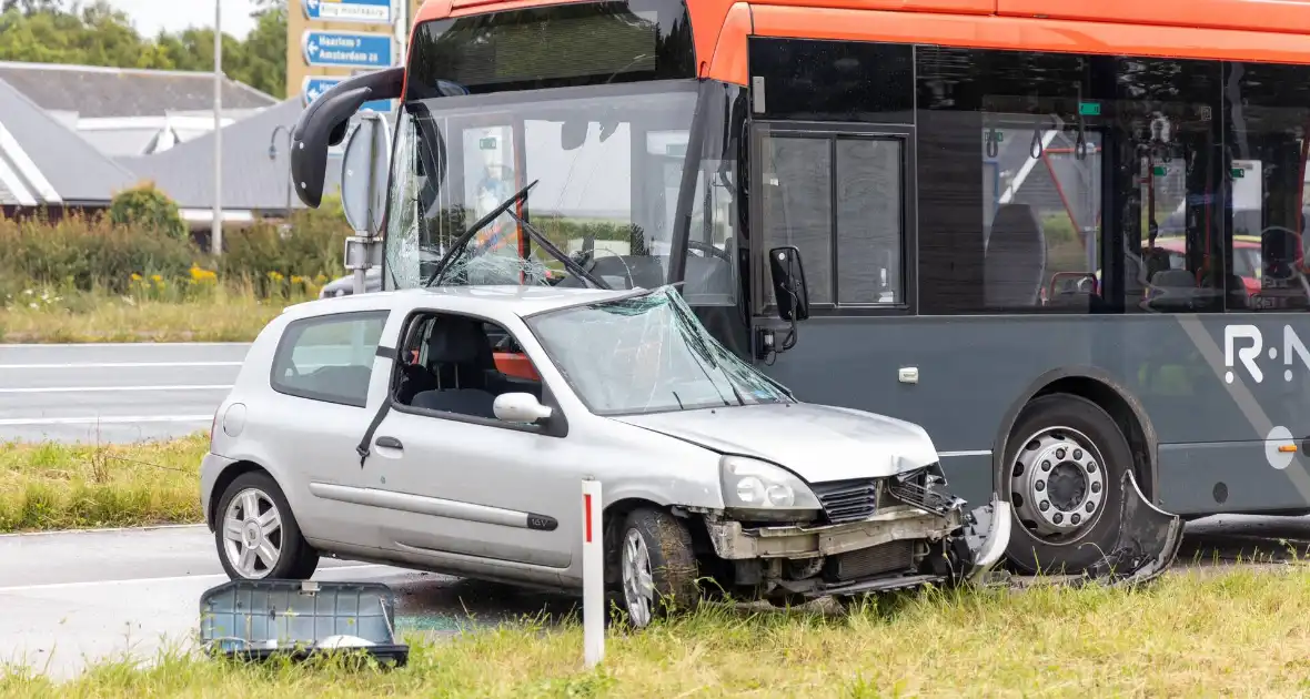 Automobilist zwaargewond bij aanrijding met lijnbus - Foto 4