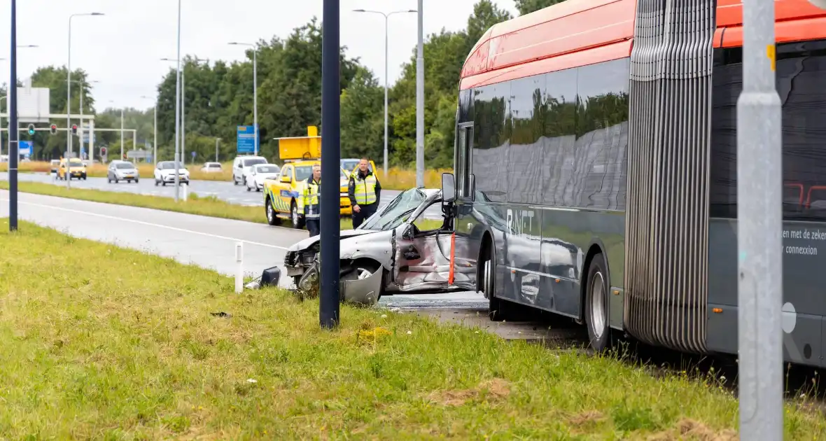Automobilist zwaargewond bij aanrijding met lijnbus - Foto 6