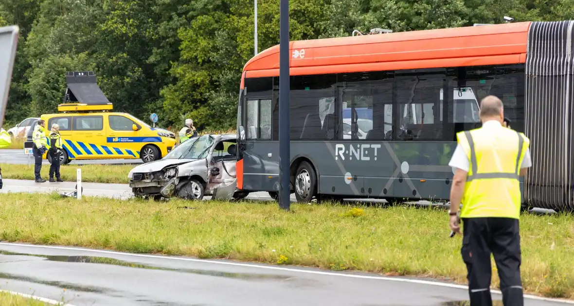 Automobilist zwaargewond bij aanrijding met lijnbus - Foto 7