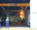 Brandweer blust brand in bedrijfshal