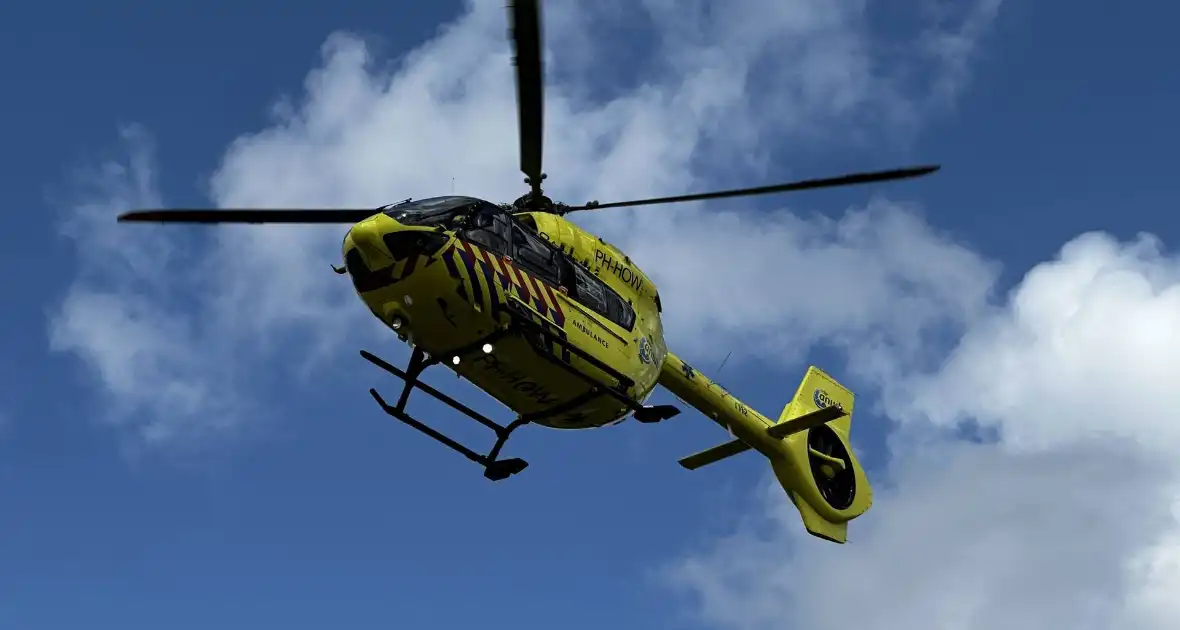 Ambulancehelikopter vervoerd persoon vanaf waddeneiland naar het vaste landt - Foto 1