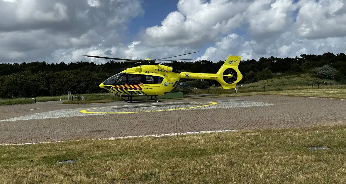 Ambulancehelikopter vervoerd persoon vanaf waddeneiland naar het vaste landt - Foto 2