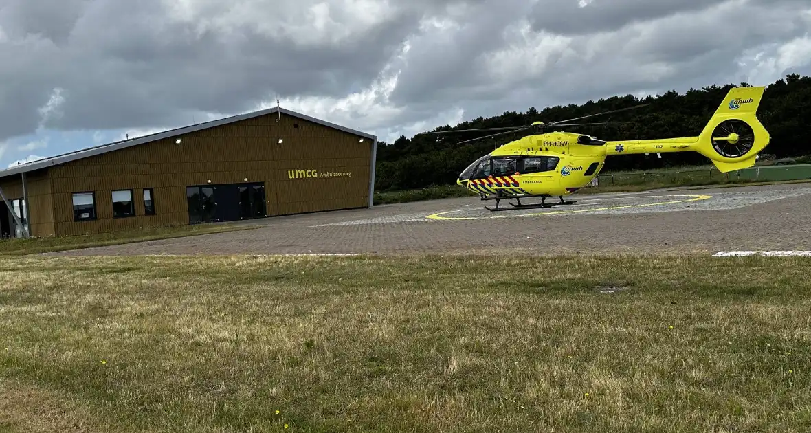 Ambulancehelikopter vervoerd persoon vanaf waddeneiland naar het vaste landt - Foto 3